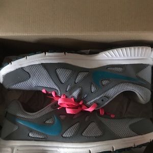 Women’s Nike Revolution 2 sneakers